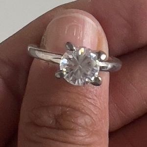 Round diamonds rings